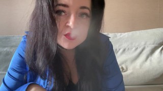 Geile Mistress Lara rookt en vapt voor de camera gekleed in sexy zwart korset