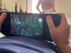 Мачеха подрочила и отсосала мне пока я играл в Ведьмака на Steam Deck - Screenshot 1 of 16 - Kink