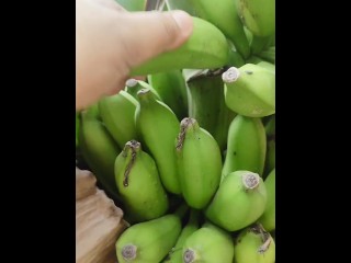 Мастурбация бананом в лесу