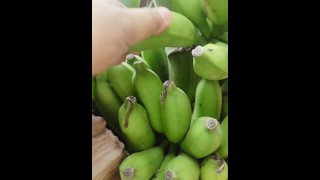 Masturberen met banaan in het bos