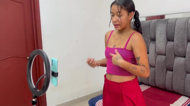 ayudo a mi pequeña hermanastra en sus redes sociales para poder follarmela, me vengo en su culo