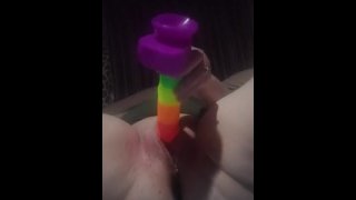 Em honra ao mês do orgulho eu fodo minha buceta molhada com vibrador colorido do arco-íris !!