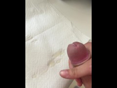 ejaculation en cachette sur la table