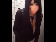 【個撮】発展場を探している男の娘が公衆トイレでオナニーする動画 - Screenshot 11 of 16 - 女装
