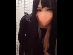 【個撮】発展場を探している男の娘が公衆トイレでオナニーする動画