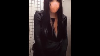 【個撮】発展場を探している男の娘が公衆トイレでオナニーする動画