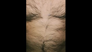 Głaszcząc mojego wielkiego kutasa, czy mam rozwalić ogromny orzech na brzuchu?