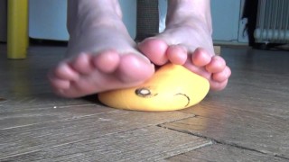 Je piétine un ami jaune avec mon pied