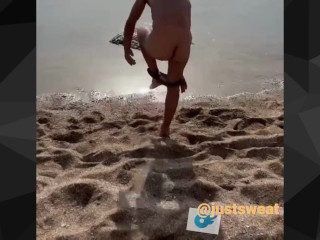 Hete Jongen Op Het Strand Trekt Zijn Kleren Uit