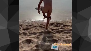 Chico sexy en la playa quitándose la ropa