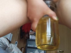 日本人のパイパン黒まんこから大量放尿！勢いよく出る黄色い小便💦 - Screenshot 13 of 16 - Japanese