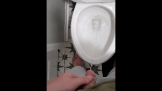 Énorme bite moyenne pisse dans les toilettes secouant la bite