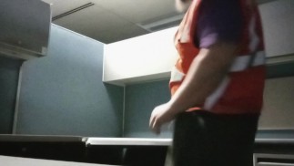 Она пожаловалась в отдел кадров, и я в ее кабинке.