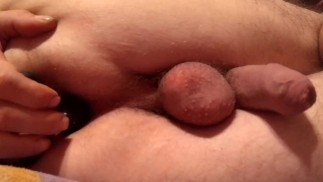 Играю со своей тугой белой жопой и смотрю телевизор