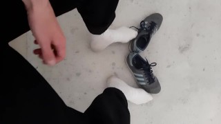 een jonge skater pronkt met zijn witte sokken en sneakers