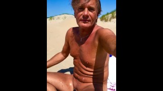 UltimateSlut Orgasmo público e gozada de esperma na praia de nudismo em Amsterdã