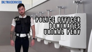 Polizist dominiert Urinal Perversität