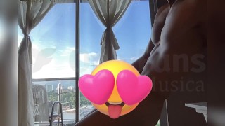Hot man masturbeert denkend aan de hotelreceptionist | @SaosMusica