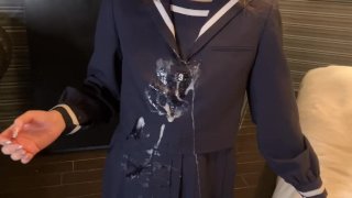 Bukkake de esperma em uma colegial japonesa em uniformes de marinheiro