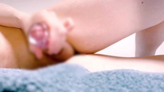 Ложись и мастурбируй мастурбатором во время просмотра эротических видео.