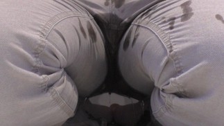 Cute minet fait pipi dans son pantalon après avoir jouit