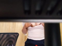 【盗撮風】真面目そうな日本人女性がお股にクッションを挟んで腰振りチクニー♥️ - Screenshot 10 of 16 - Japanese
