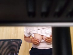 【盗撮風】真面目そうな日本人女性がお股にクッションを挟んで腰振りチクニー♥️ - Screenshot 13 of 16 - Asian