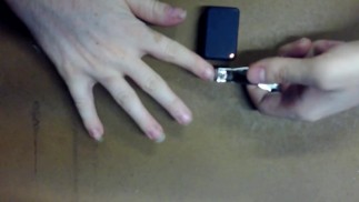 Ich habe mir die Fingernägel geschnitten und versucht, Geräusche davon zu bekommen