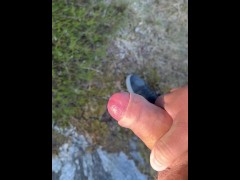 Sprutar utomhus i sommarkvällen