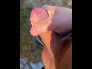 Sprutar utomhus i sommarkvällen