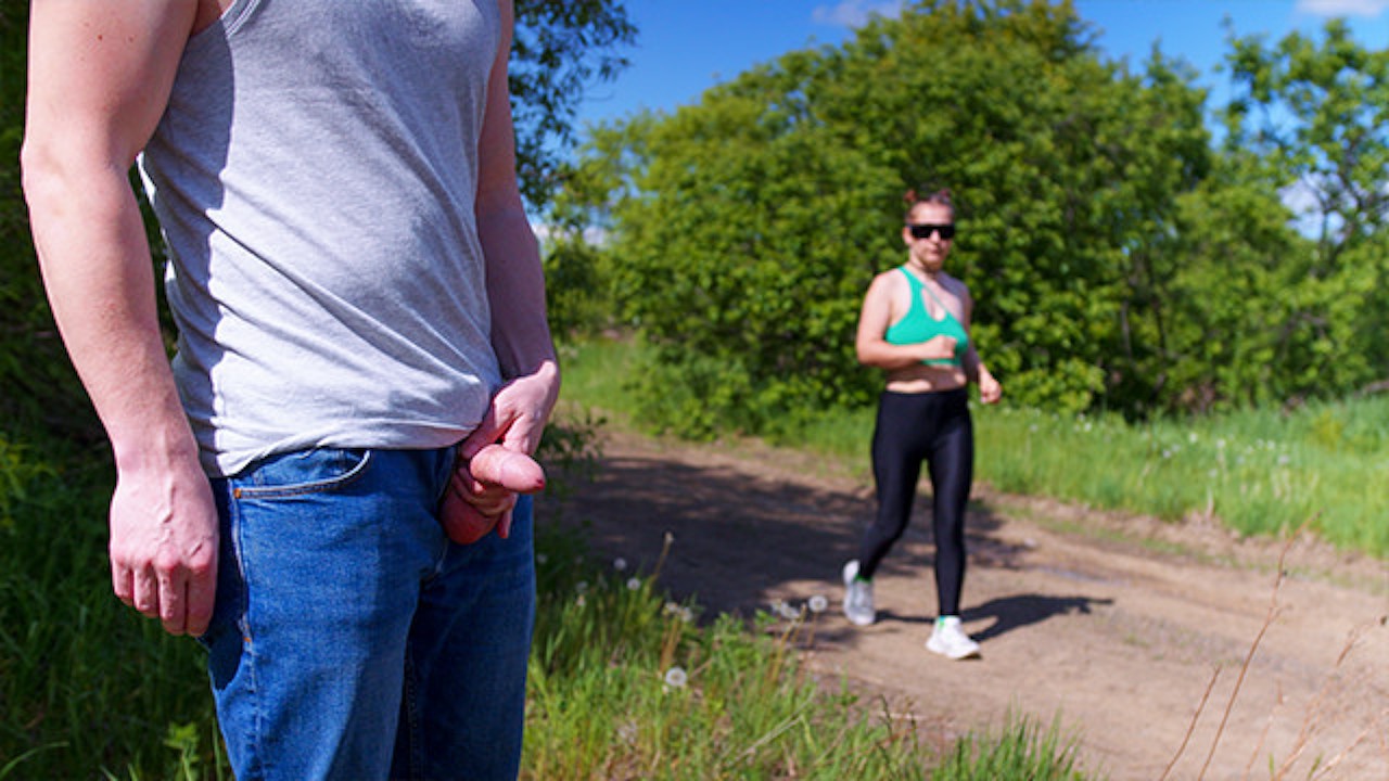 Эксгибиционист дрочит член 