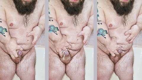 Enano barbudo tatuado en el baño se corre tres veces