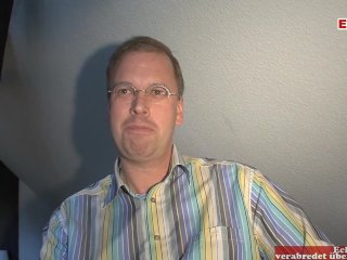 Kurzhaarige deutsche Hausfrau mit Hängetitten fickt beim Casting in Nylon Dessous