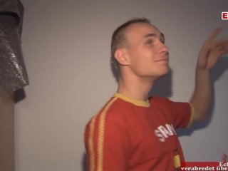 Schwarzhaarige Schlampe trifft beim Casting einen Mann zum ficken