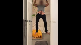 I unbutton my jeans, my cock falls out, I do some pull ups and have a COREGASM 💦
