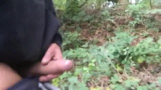 masturbándose mientras camina en un bosque público