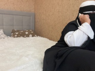 Femme Arabe Parlant Au Téléphone et Se Masturbant La Chatte Jusqu'à L'orgasme