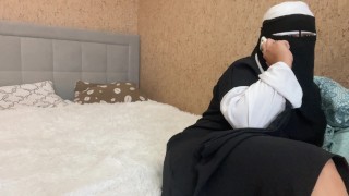 Arabische vrouw praat aan de telefoon en masturbeert poesje tot orgasme