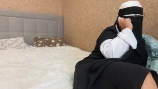 Арабская жена разговаривает по телефону и мастурбирует киску до оргазма