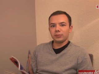 Schlanke Blondine mit kleinen Titten kriegt einen cumshot ins Gesicht