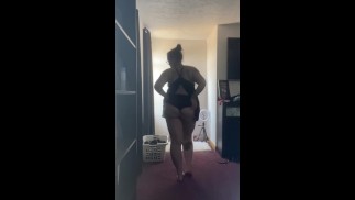 BBW 继母摩洛伊斯兰解放阵线慢动作走路和拍屁股你的 pov