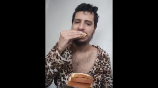 Mírame dar de comer 2 hamburguesas caseras, comiendo mi almuerzo en el dormitorio mu