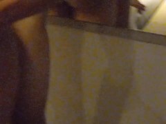 朋友让已婚女人四肢着地，用角狠狠地插进女人的阴户