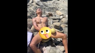 Caribenho fica excitado na praia para depois se masturbar | @SaosMusica