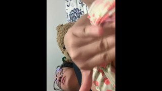 Chica se masturba con su peluche piensa en su novio mientras llega para mamar Polla