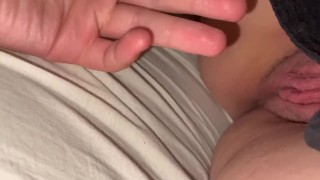 Demi-soeur se fait doigter en suçant une bite