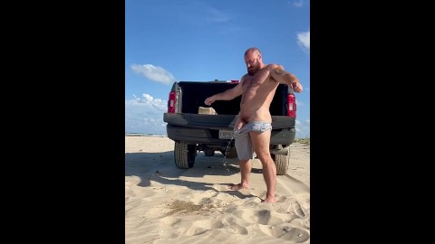 Beefy Bodybuilder surpris à pisser sur la plage publique OnlyfansBeefBeast Hung Hot Musclebear poilu en train de faire pipi