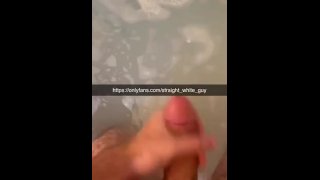 Bordant ma grosse bite blanche dans la baignoire