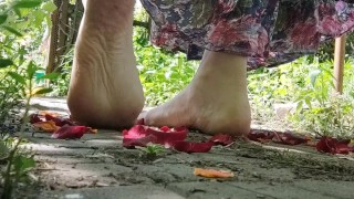 POV: bailando en el jardín delante de mi puta. Mira mis pies sucios - fetiche de pies
