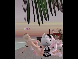 巨乳女同性恋者在公共场合在海滩上剪刀